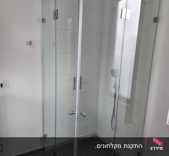 מקלחון זכוכית פינתי שקוף עם דלתות פתיחה בחדר רחצה